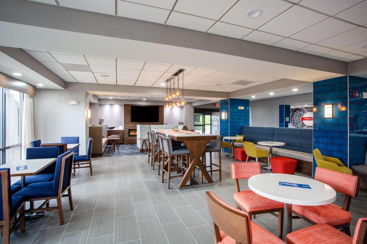 Hampton Inn Элкинс Экстерьер фото