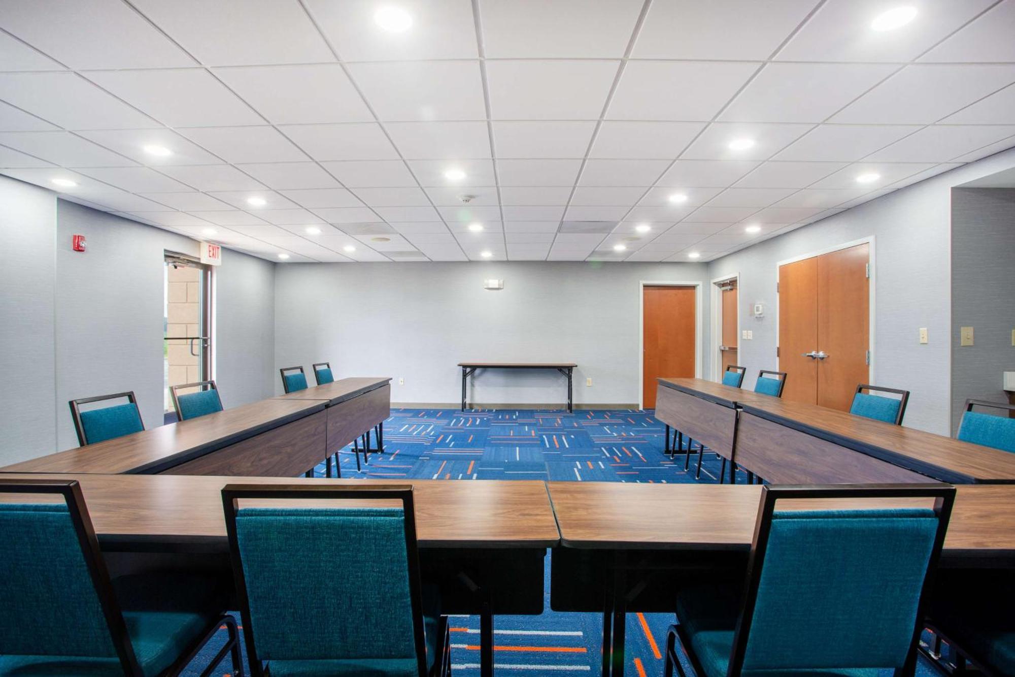 Hampton Inn Элкинс Экстерьер фото