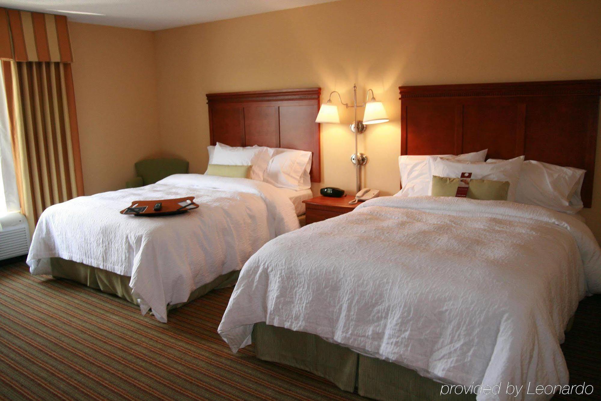 Hampton Inn Элкинс Экстерьер фото