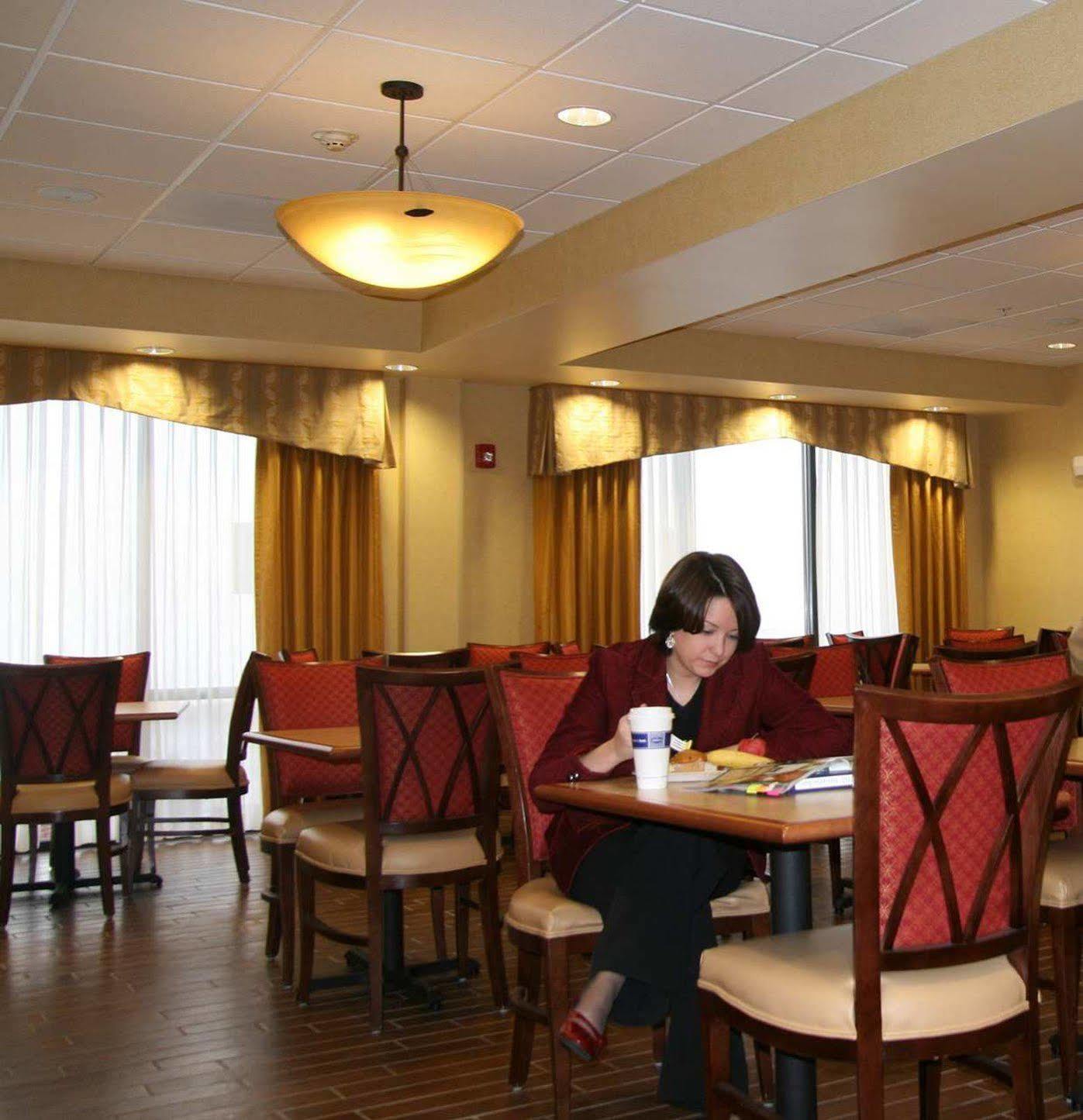 Hampton Inn Элкинс Ресторан фото