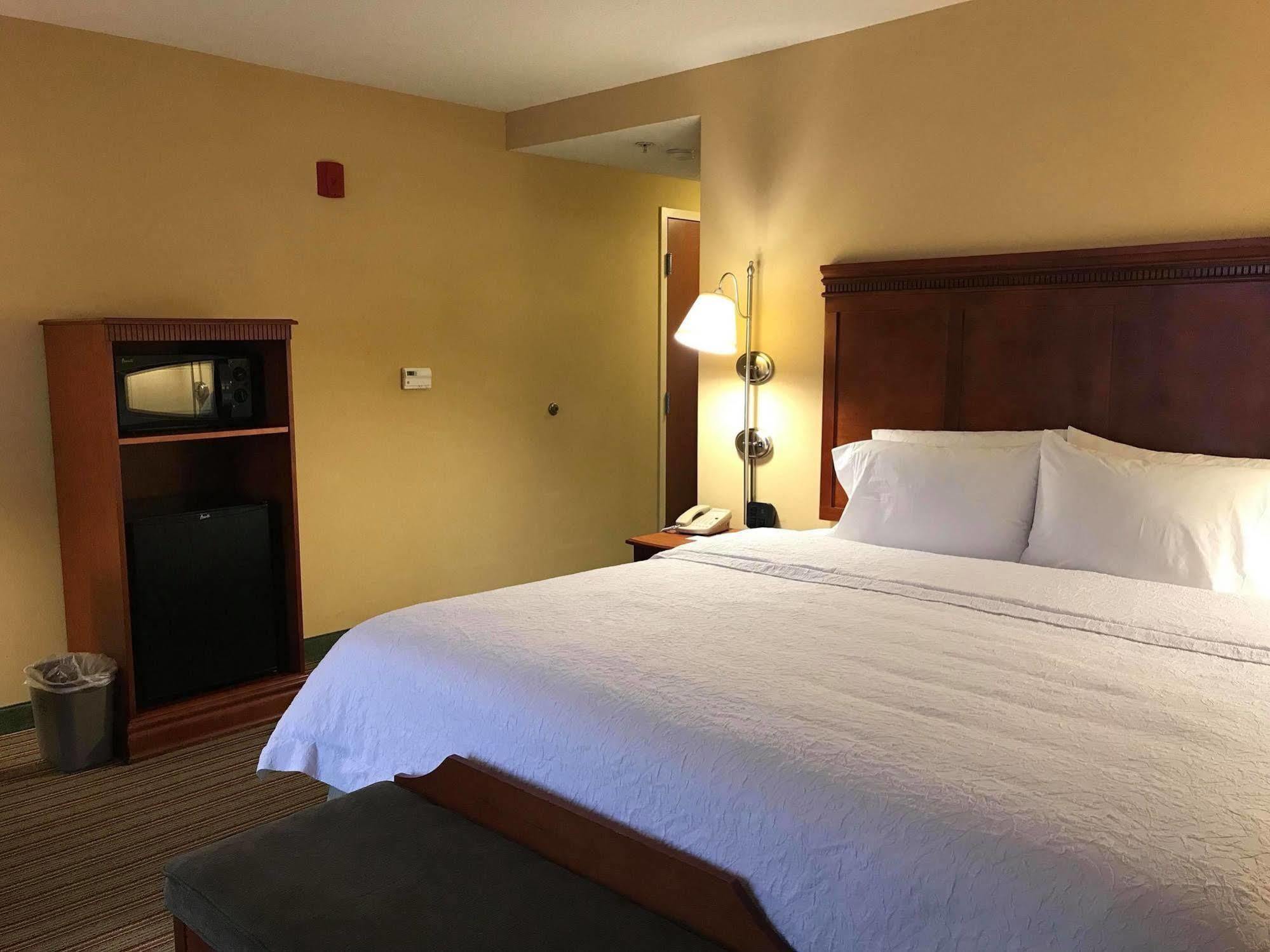 Hampton Inn Элкинс Экстерьер фото
