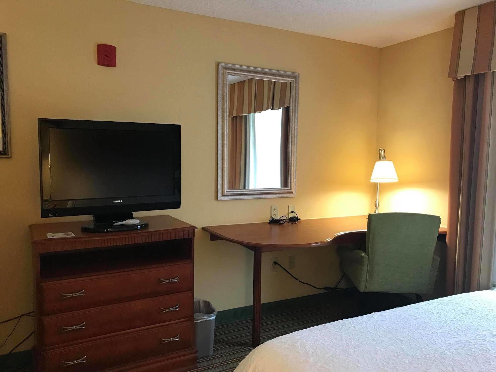 Hampton Inn Элкинс Экстерьер фото