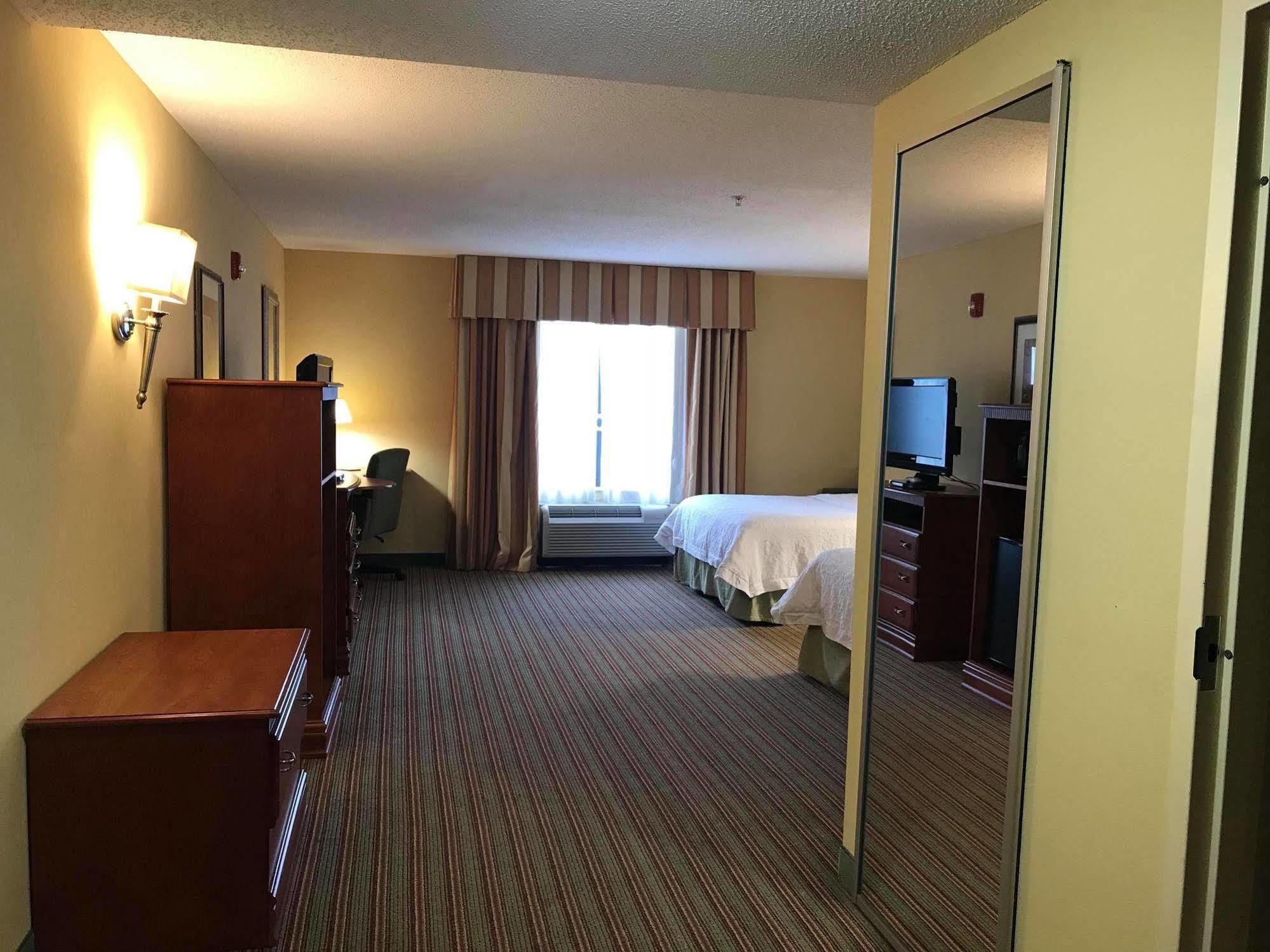 Hampton Inn Элкинс Экстерьер фото