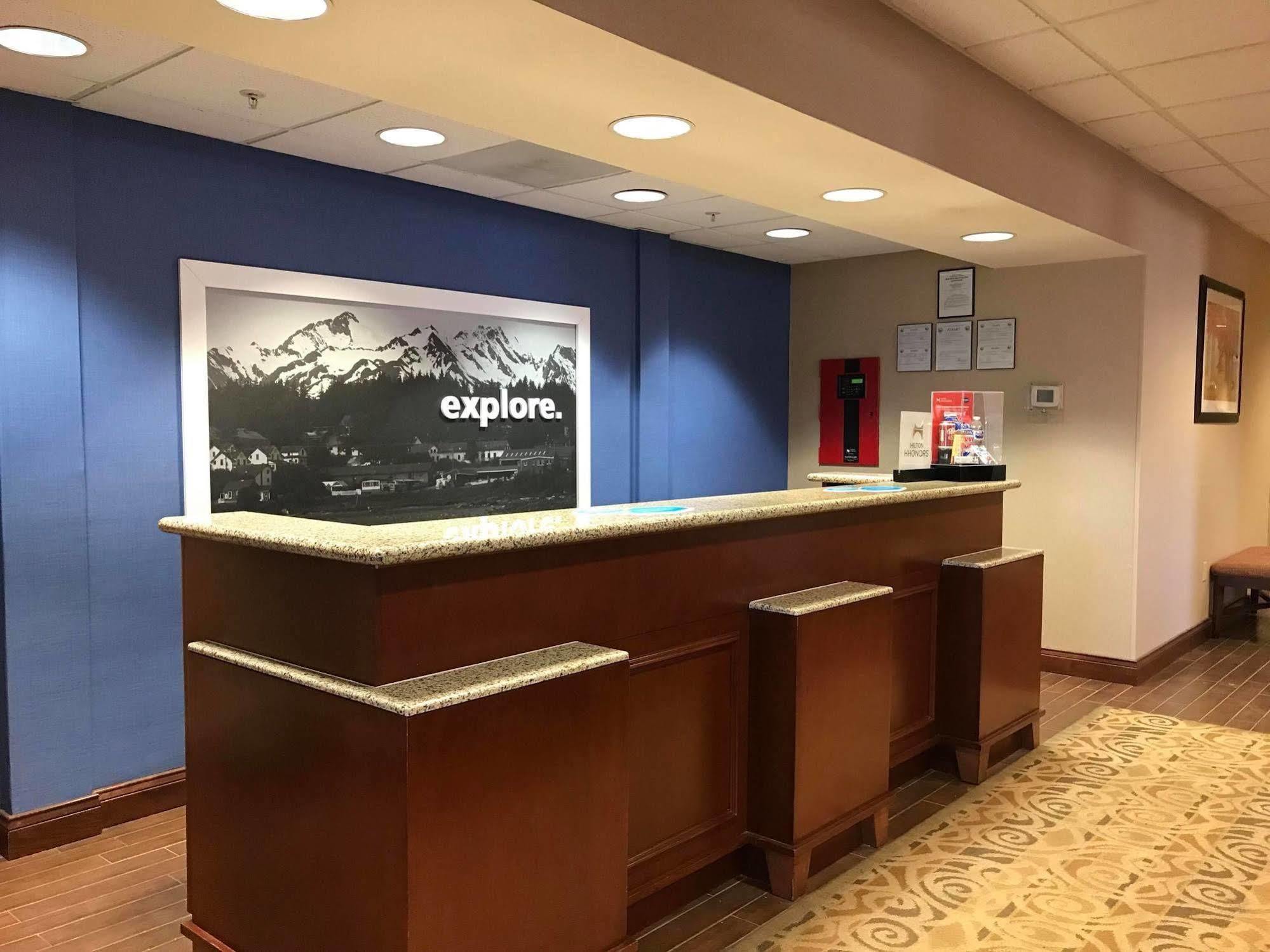 Hampton Inn Элкинс Экстерьер фото