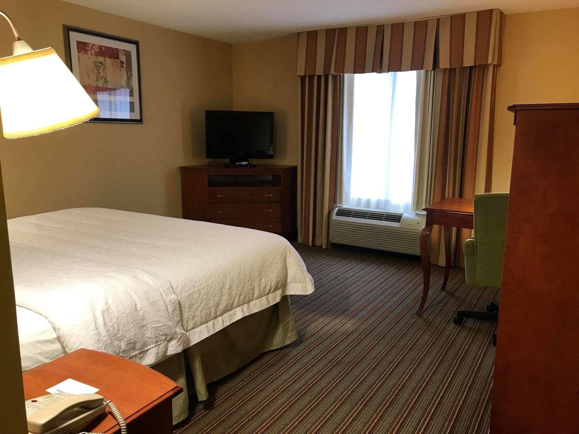 Hampton Inn Элкинс Экстерьер фото