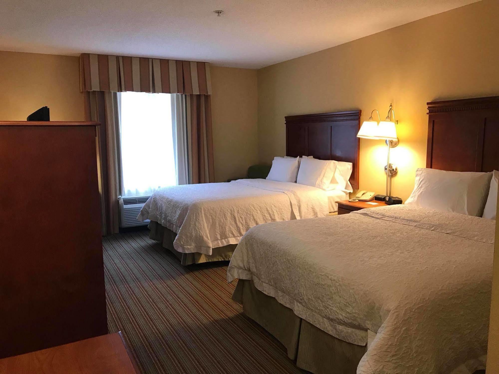 Hampton Inn Элкинс Экстерьер фото